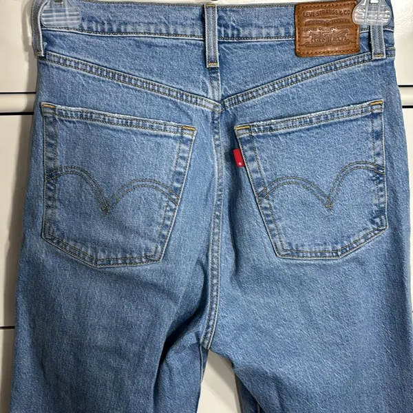 Levi’s Ribcage Straight Ankle Jean in Tango Fade Wash - Image 11