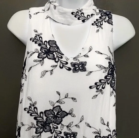 Vestique White Flowy Dress with Navy Floral Pattern - Image 2