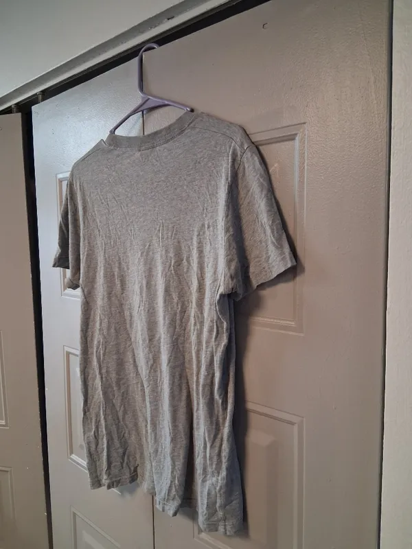 Hollister v-neck t-shirt bird logo on left chest short sleeve in gray grey size large. - Image 8