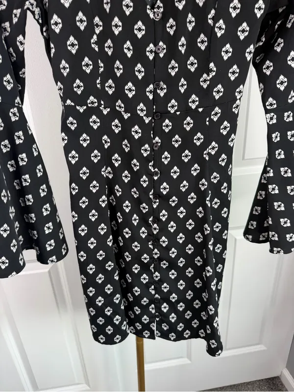 Abercrombie & Fitch XS Black Geometric Print Bell Sleeve Mini Dress - Image 4