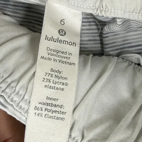 lululemon On The Fly Short 2.5 Space Dye Grey White Drawstring Pockets Size 6 - Image 2