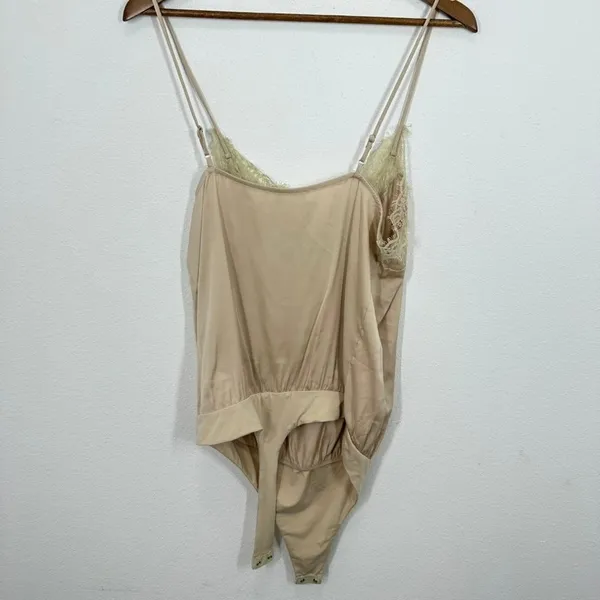 ASTR The Label Champagne Cream Lace Trim Cami Bodysuit Size L Feminine Delicate‎ - Image 7
