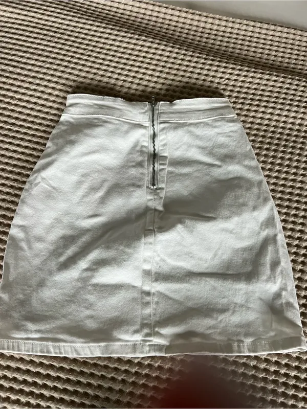 Amazon White High-Waist Mini Skirt with Front Slit - Image 2