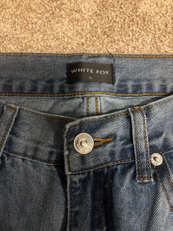 White Fox Boutique Women's Straight Leg High-Rise Jeans - Medium Blue - Image 2