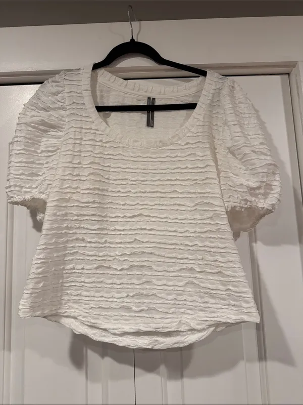 Anthropologie white Textured Puff-Sleeve Scoop Top‎ medium - Image 2