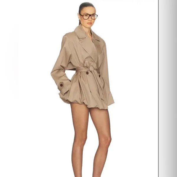 Helsa Short Bubble Hem Trench in Stone S - Image 4