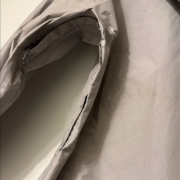 Patagonia Light Gray Hooded Jacket - Image 3