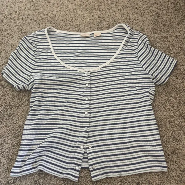 Levi’s short sleeve button down Ribbed Tee Shirt - Image 6