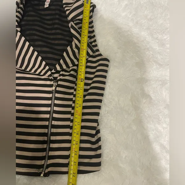 Xhilaration Vest Womens Size large Sleeveless W/ Zipper Striped cream black top - Image 9