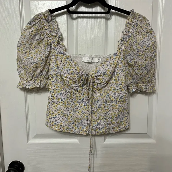ASTR THE LABEL Clairemont Top in Yellow Green Floral puff sleeve crop XS revolve - Image 2