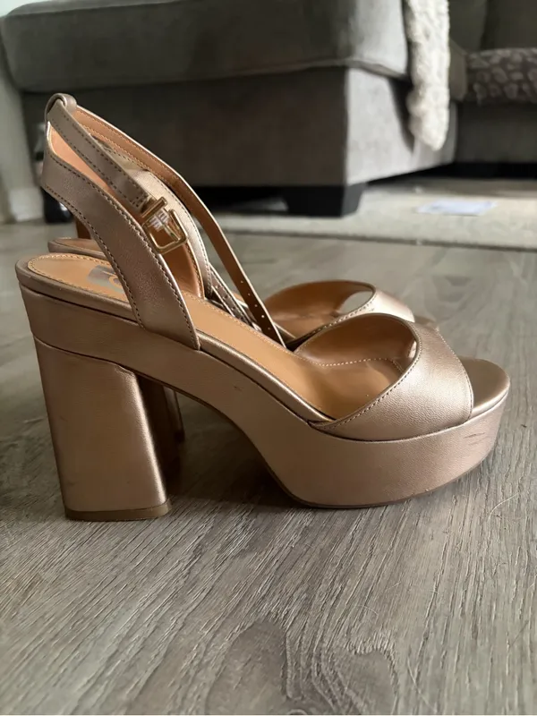 Dolce Vita Platform Heels Gold Size 8.5 - Image 3