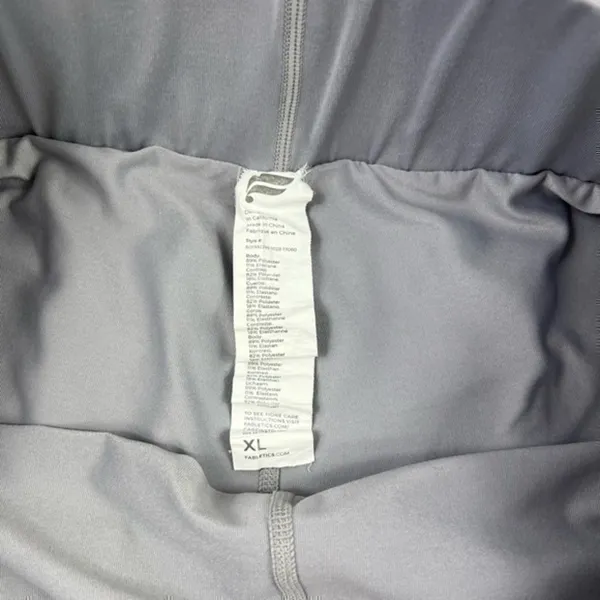 Fabletics shorts size XL - Image 2