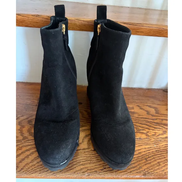 Tory Burch Black Suede Wedge Ankle Boots Gold Logo Lug Sole Womens 9.5‎ - Image 2