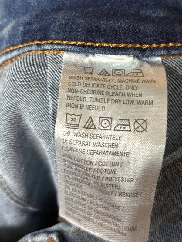 Canyon retreat embroidered jeans size 6 - Image 7