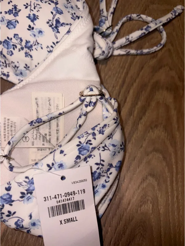 brand new hollister floral blue and white ruffle top - Image 3