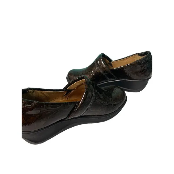 Elegant Embossed Leather Clogs Slip-On Comfort Shoes Brown S-77‎ - Image 5