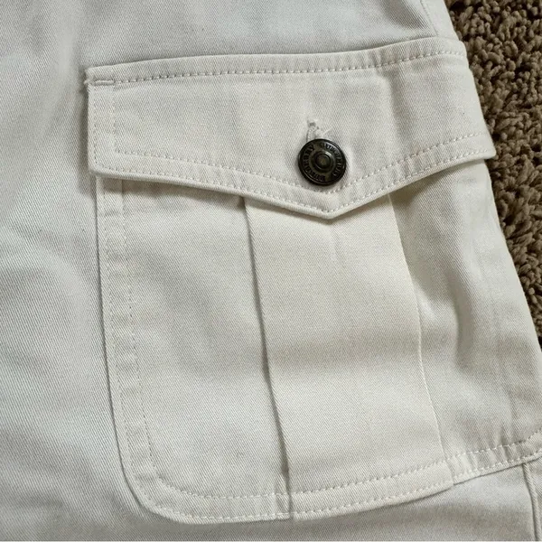 Burberry Cream color button skirt size 6 - Image 3