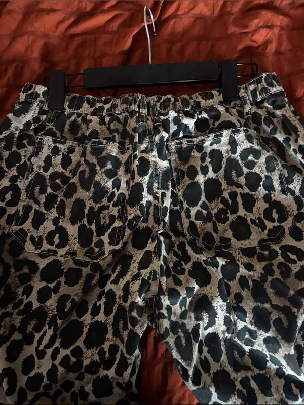 No Boundaries Leopard Cargo Pants L Short Wide Leg Crop Cotton Stretch Y2K large - Image 3