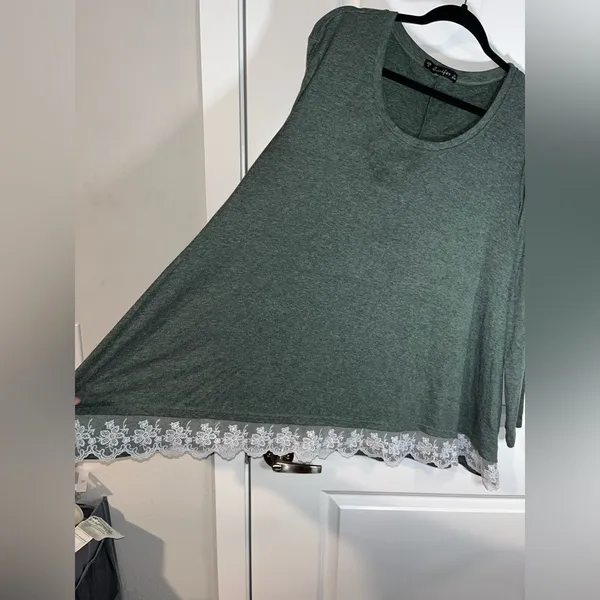 Sanifer Dark Olive Green Elongated Blouse Trimmed in White Lace - Size XL - Image 4