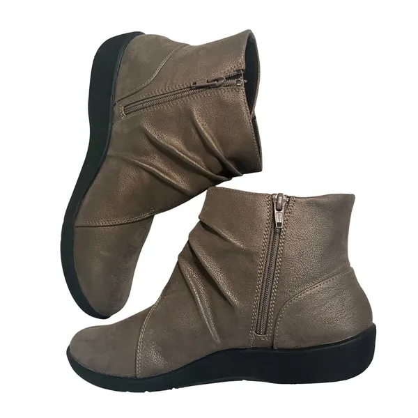 Clarks‎ Cloudsteppers Ankle Boot Women 8 Taupe Ruched Side Zip Wedge Bootie - Image 7