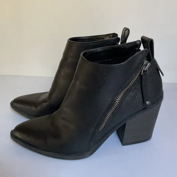 Universal Thread Black Faux Leather Ankle Boots Chunky Heel Zip Side Size 6.5 - Image 2