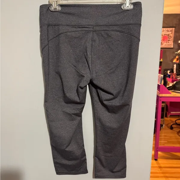 ALO Yoga Charcoal Cropped Leggings- Medium - Image 2