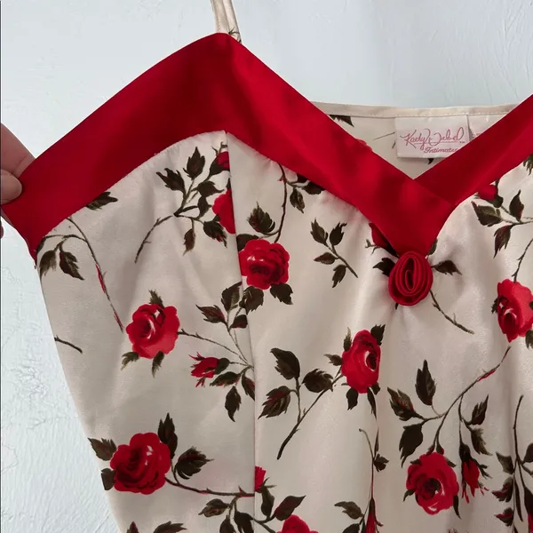 Kathy Ireland Cream and Red Rose Floral Satin Chemise - Image 3