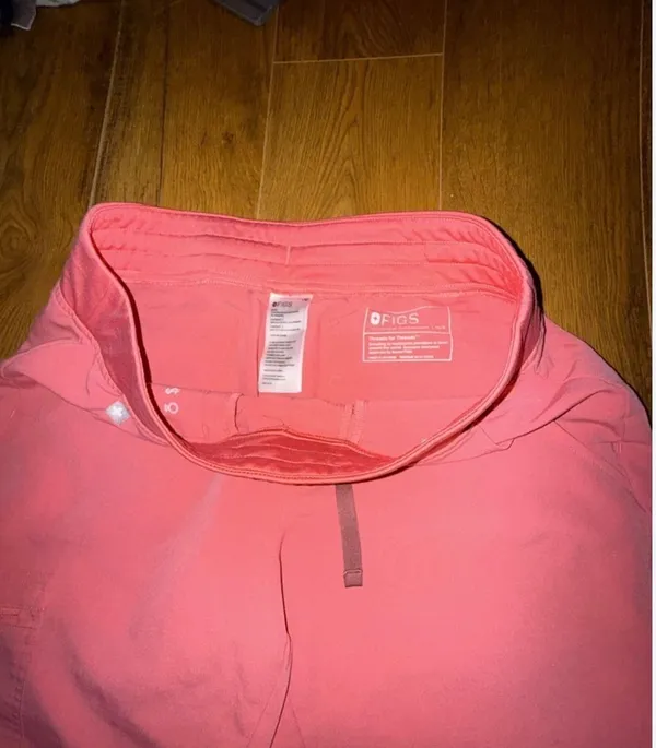 FIGS Women's Zamora High-Rise Jogger Scrub Pants Pulmonary Pink FIGS Zamora jogger scrub pants in Pulmonary Pink. High-rise waist with drawstring. Jogger cut with zippered cargo pocket. Pre-owned with no visible wear. - Image 3