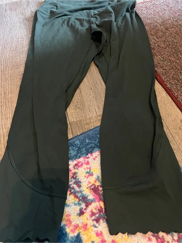 Lululemon Women’s Dark Green scalloped leggings - Image 6