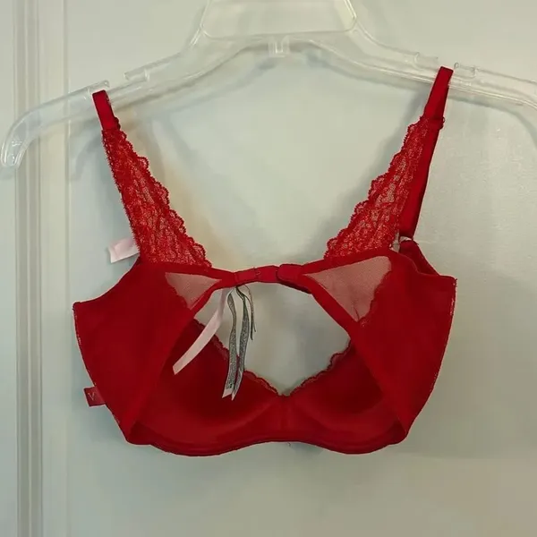 Victoria’s Secret padded no wire push up bra size 32D - Image 4