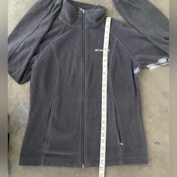 Sweatshirt with two front pockets and full zipper down - Image 6