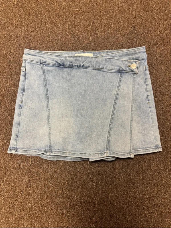 RISEN Light Wash Asymmetrical Wrap Denim Skort Size Large EUC - Image 2