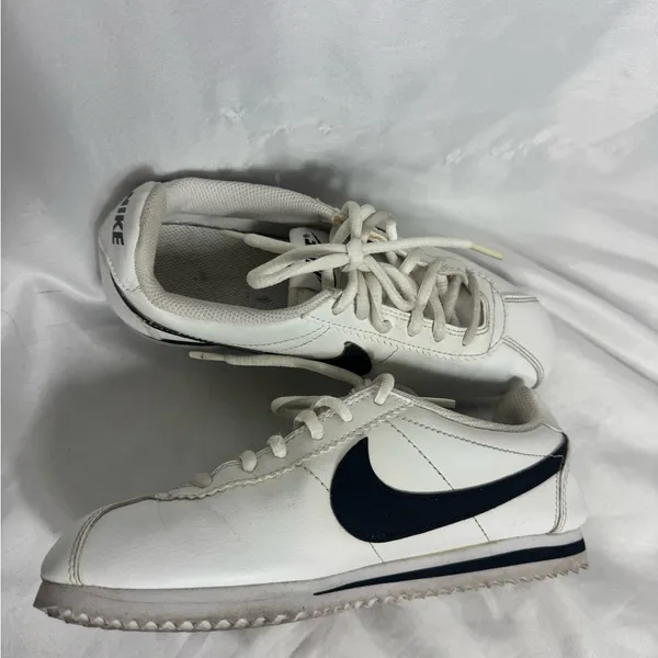 Retro Nike Cortez 1972 classic Nike sneakers w black white 4Y women’s/girls - Image 4
