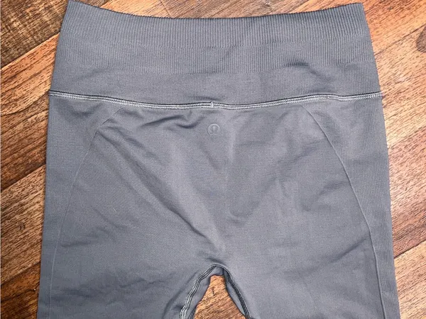 lululemon athletica grey Ruched Hem Leggings cropped size 6 - Image 3
