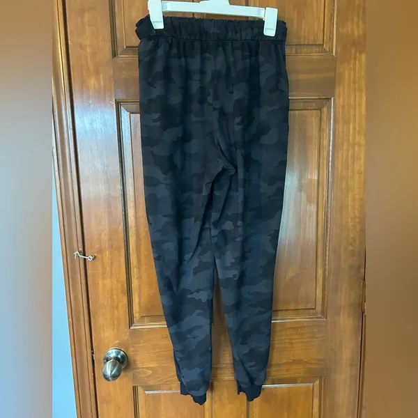 Lululemon black camo joggers Size 6 - Image 5