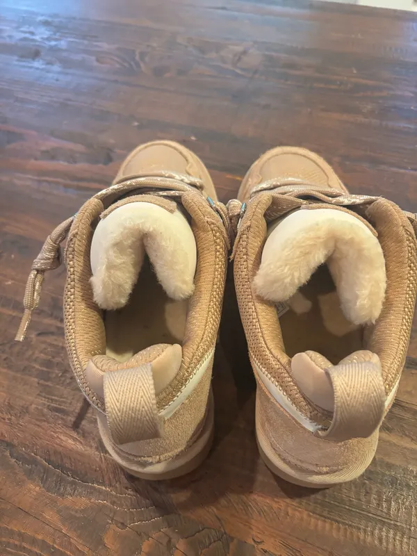 UGG size 9 like new condition - Image 5