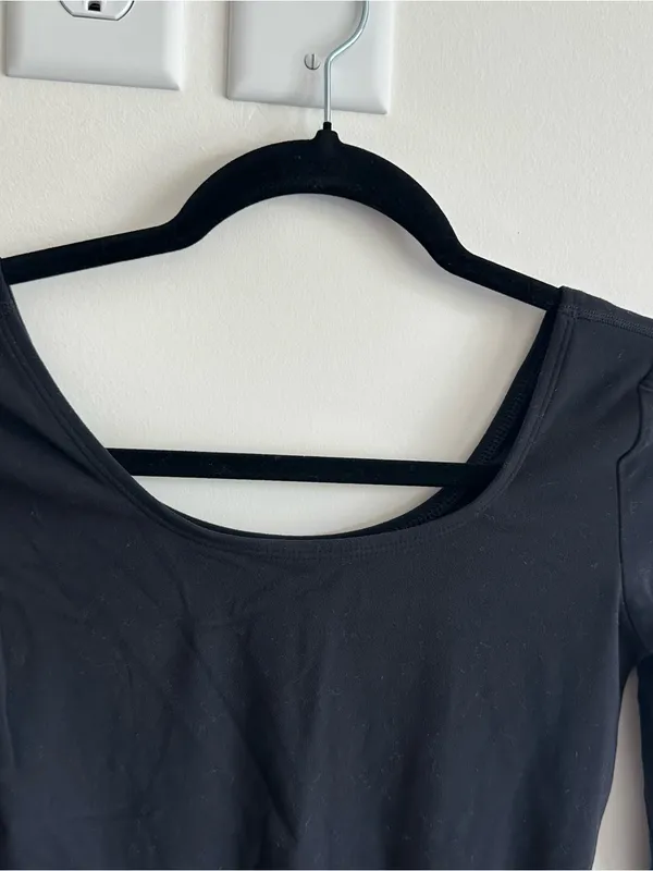 Aritzia TNA Women's Black Long-Sleeve Scoop Neck Bodysuit - Image 4