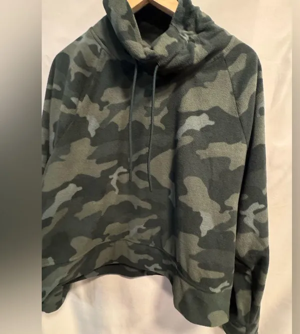 Old Navy Women’s Camo Funnel Neck Cropped Hoodie size XL - Image 4