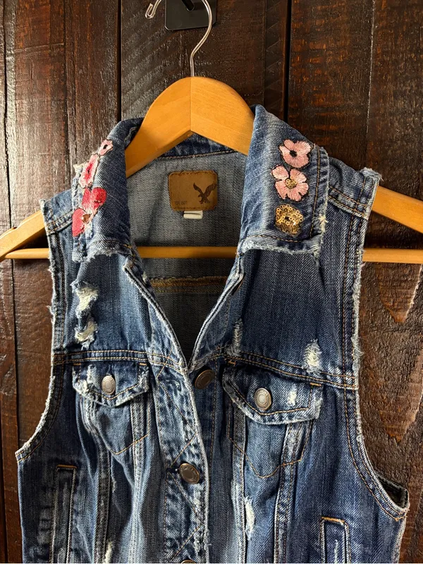 American Eagle Floral Embroidered Distressed Denim Vest XS - Image 3