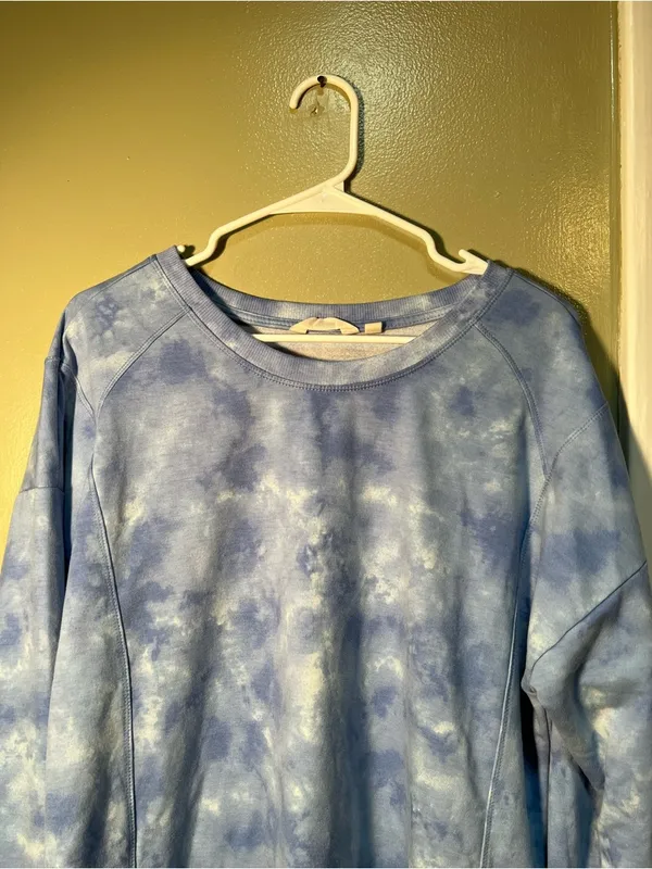 Earth Yoga Women's Size Large Crewneck Sweatshirt‎ Light Blue Tie Dye Cloud Slit - Image 2