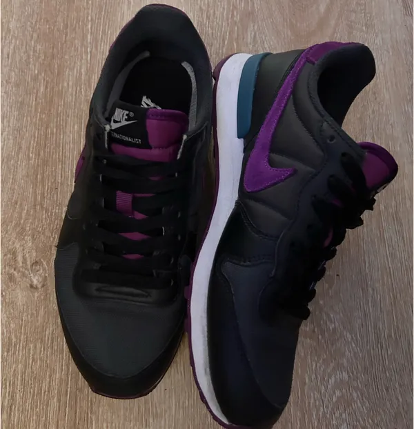 Nike Internationalist Women's FashNike Internationalist Women's Fashion Sneakers - Image 2