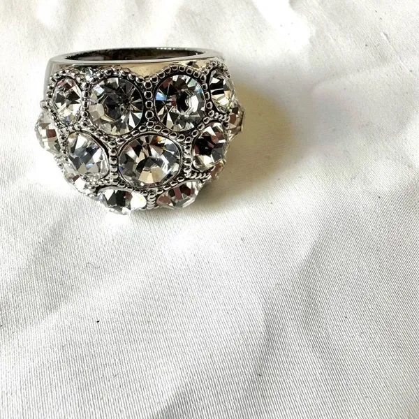 Silver tone rhinestone cocktail ring - Image 8