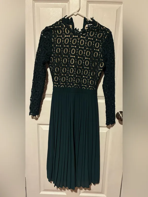 Ivy City Co Dark Green Lace Bodice Pleated Midi Dress - Image 4