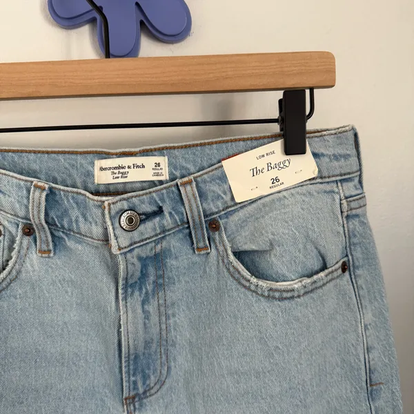 Abercrombie & Fitch 26 NEW Baggy Low Rise Jeans Light Wash Distressed Knee - Image 2