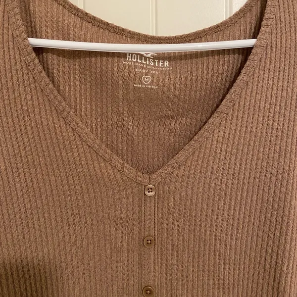 EUC Hollister women’s tan knit baby tee v-neck ruched crop long sleeve‎ top - Image 2