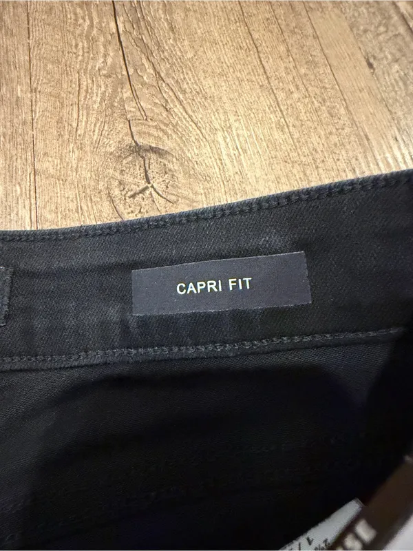 NWT Judy Blue Mid Rise Black Capris - Image 5