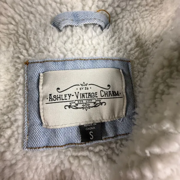 Ashley Vintage Charm Light Wash Denim Faux Shearling Lined Jacket JKJR1144 Small - Image 3