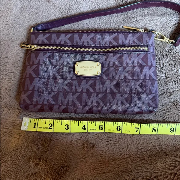 Michael Kors Jet Set Large Signature Wristlet Maroon. - Image 7