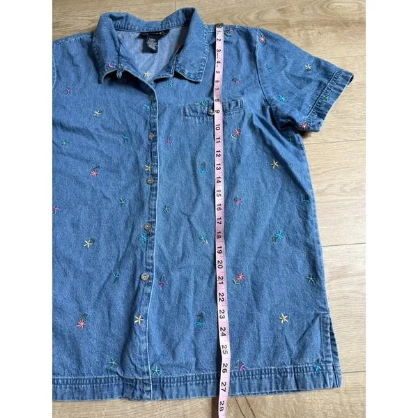 EUC Denim & Co short sleeve denim button up embroidered flowers 90s vintage sz L - Image 4