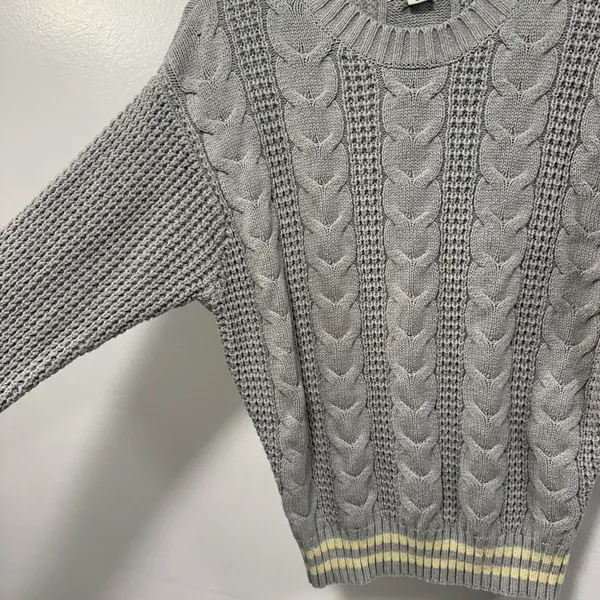 American Eagle outfitters Classic Gray Cable Knit Crewneck Sweater Size small - Image 4